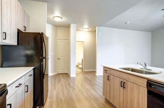 Spacious Kitchen with Luxury Finishes - Cascade Place Apartment Homes