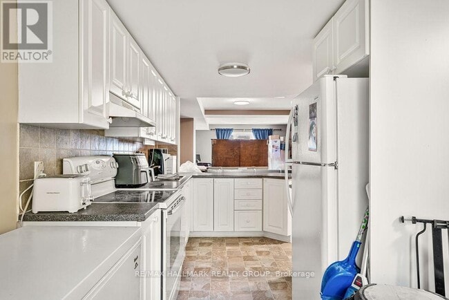 Building Photo - 114 Privé Bonfield