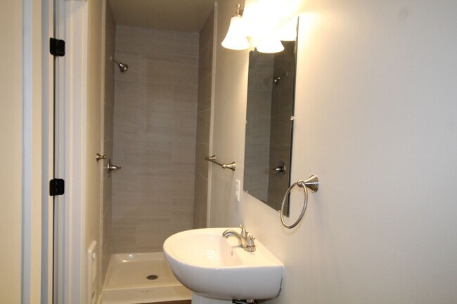 Foto del edificio - Beautifully remodeled and completed efficiency studio "FREE MONTH OF RENT!*"