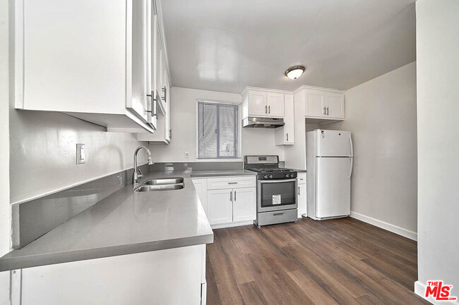 Building Photo - 3919 Halldale Ave