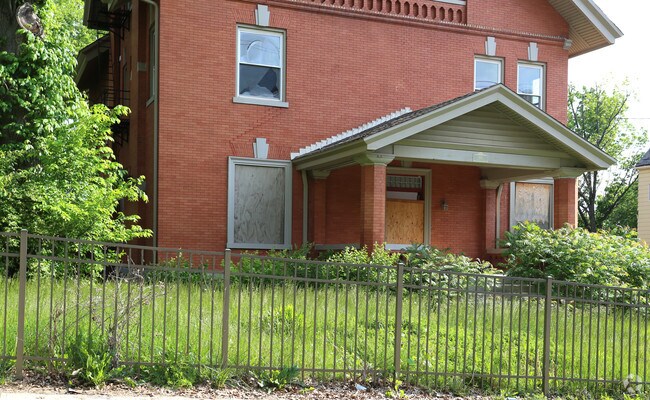 Building Photo - 610 Maple Ave