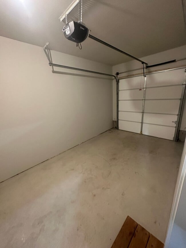 Building Photo - Newer low maintenance duplex in highly desired Camas area w/ great schools!