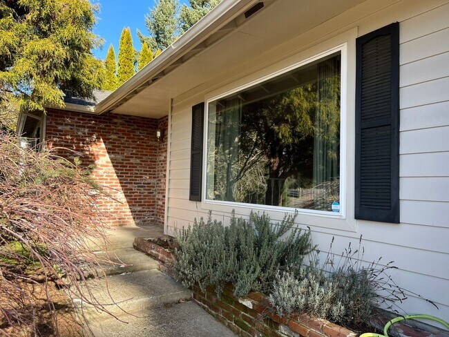 Building Photo - Beautiful One-Level Home with Sunroom, Vaulted Ceilings & Multiple Living Areas