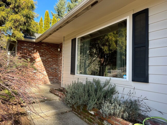 Foto del edificio - Beautiful One-Level Home with Sunroom, Vaulted Ceilings & Multiple Living Areas