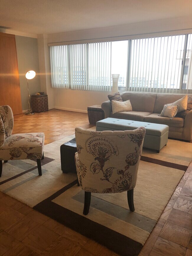 view to the Washington Monument - 5500 Friendship Blvd Apartment