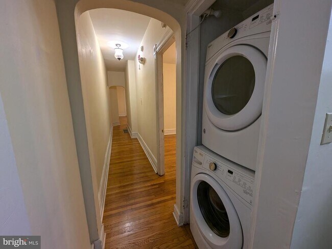 Foto del edificio - 304 W School House Ln