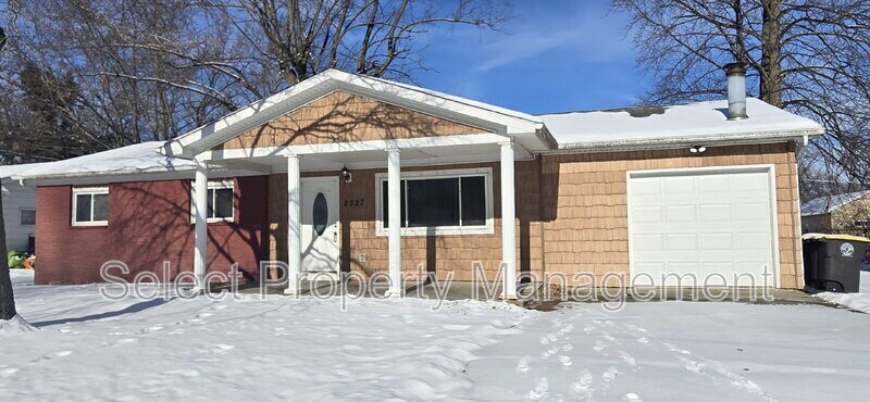 Foto principal - 2327 Deerwood Dr