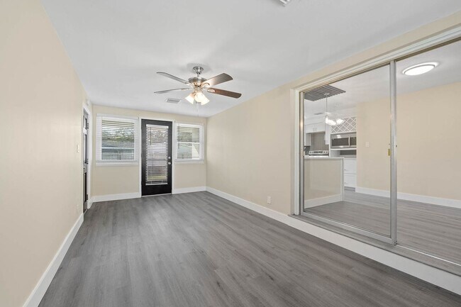 Foto del edificio - Mid-Century  3 bed/ 2 bath rental home with a huge bonus room