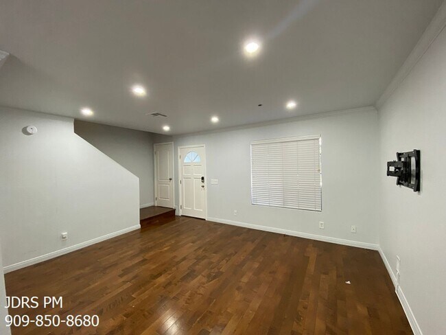 Foto del edificio - Monrovia 2 Bedroom Townhouse