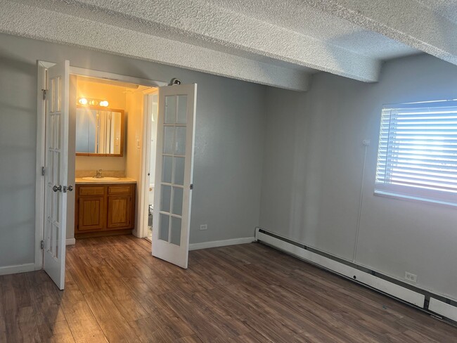 Building Photo - 1 bedroom condo in Yosemite Court Condominiums! Available Now!