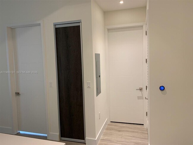 Foto del edificio - 301 Altara Ave