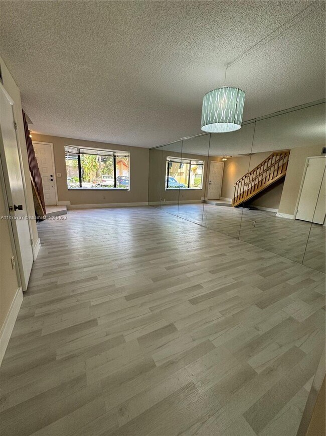 Building Photo - 10043 SW 77th Ct