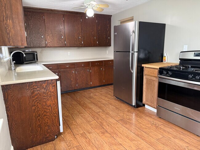 Cocina con electrodomésticos incluidos. - 818 Wyoming Pl NE
