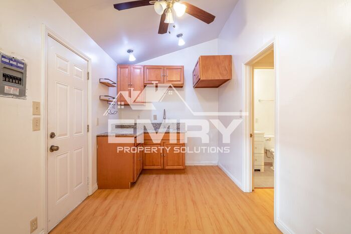 Primary Photo - 1 bed 1 bath unit in 243 S Orange Blossom ...