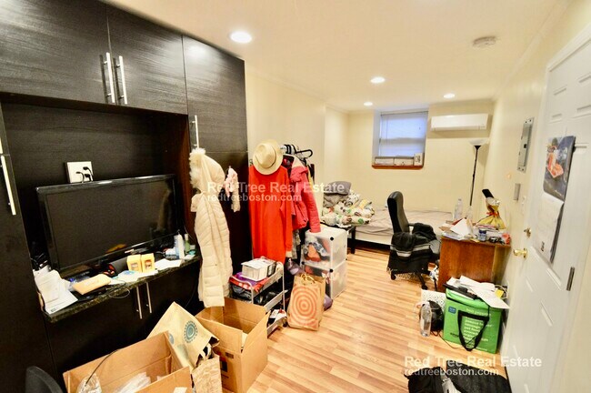 Building Photo - 1689 Beacon St