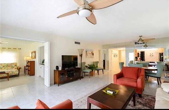 Building Photo - 7291 W Country Club Dr N