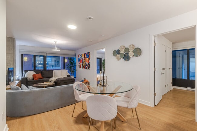 Building Photo - 688 Rue Notre-Dame Ouest-SI ID1602219P