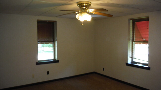 Living room - 289 Ewing St