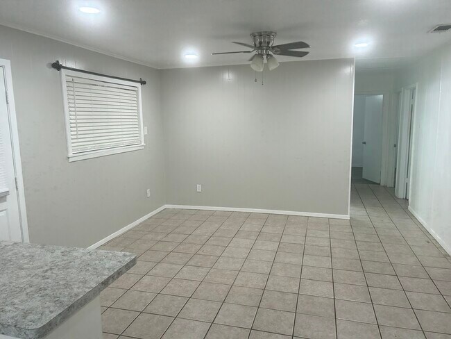 Building Photo - 912 Circle Dr