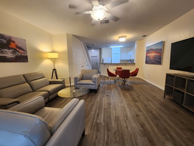 Mobiliario vibrante para elevar el estado de ánimo. - 5036 SE Mariner Garden Cir