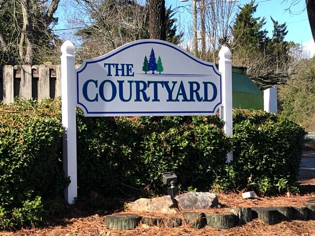 Bienvenidos a The Courtyard. - 4210 Wilshire Blvd