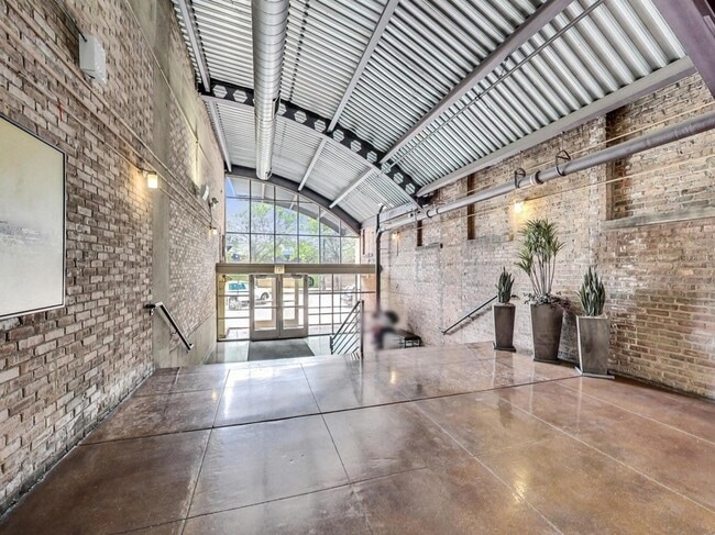 Building Photo - 500 S Clinton St