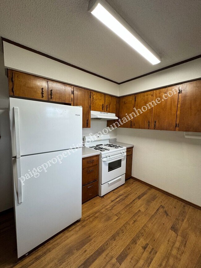 Foto del edificio - 3 Bedroom, 1 Bath Home on a Corner Lot