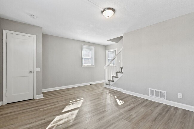 Building Photo - Finished Basement & Fenced Backyard!