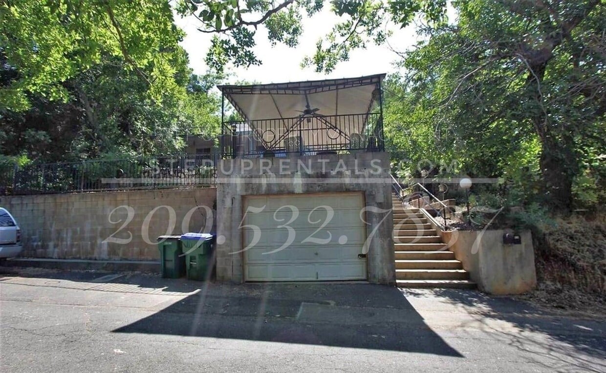 Building Photo - Charming Vintage Gem with Private Frontyard Oasis and Modern Updates