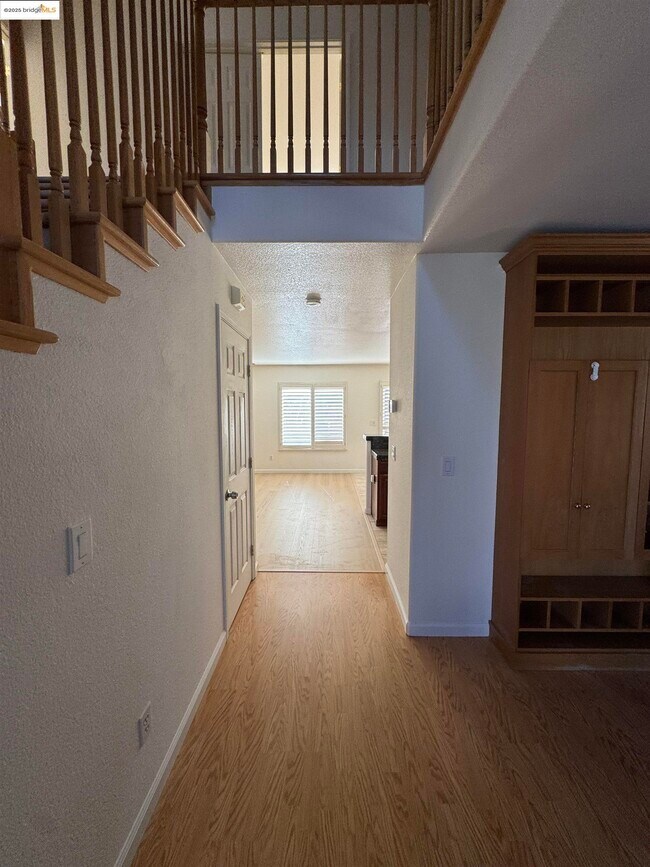 Building Photo - 4558 Mirror Ct