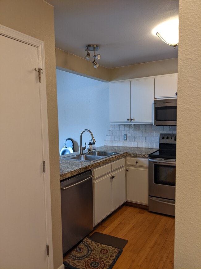 Granite countertops - 2929 Ross Dr
