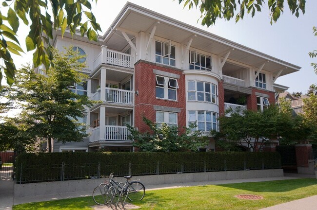 Building - 1868 5th Av W
