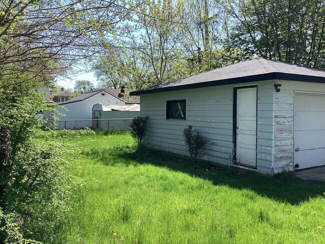 Building Photo - 2 Bedroom Single Family Home With Detached Garage