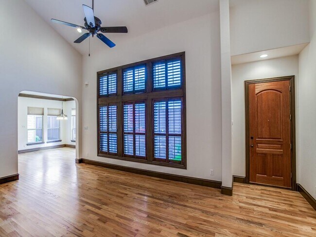 Building Photo - 3717 W Beverly Dr