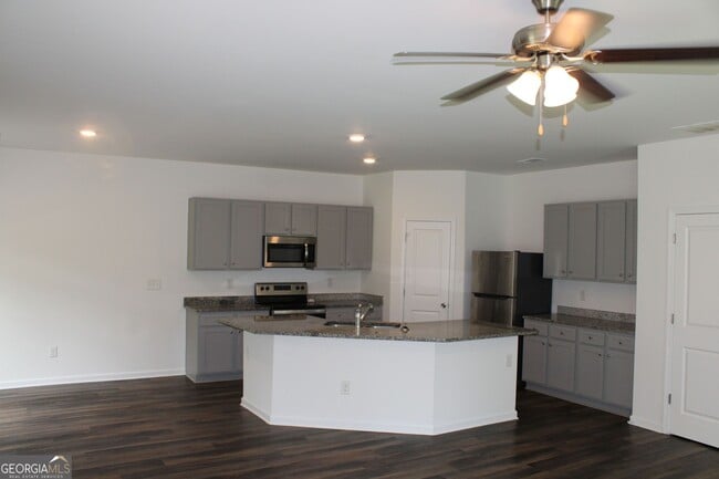 Building Photo - 9220 Golfview Cir