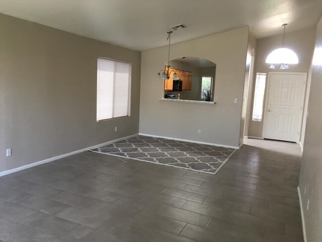 Building Photo - 528 E Cantebria Dr
