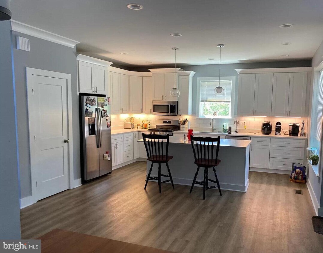 Foto principal - 739 20th St S