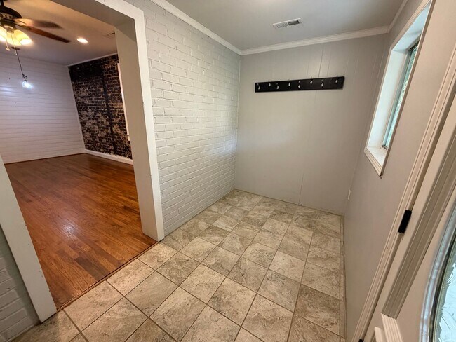 Foto del edificio - 3 Bedrooms, 1 Bathroom - Home in Celenease! *MOVE-IN SPECIAL!!*