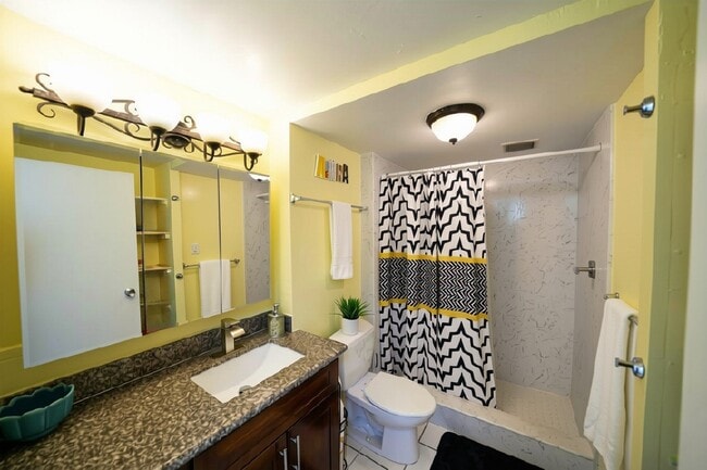 Foto del edificio - 2410 Cleghorn St