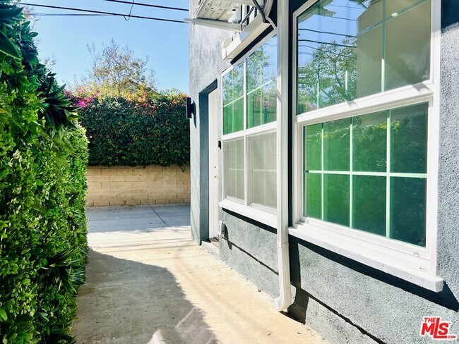 Foto del edificio - 938 W Glenoaks Blvd