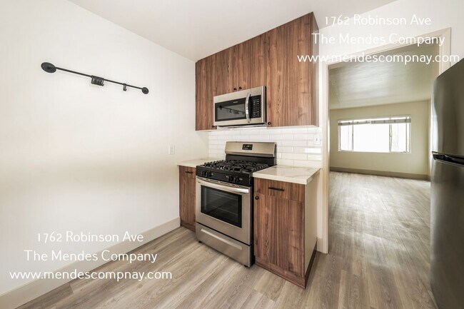 Foto del edificio - 1762 Robinson Ave