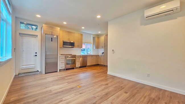 Building Photo - Modern 2 Bed 1.75 Bath Townhome in North B...