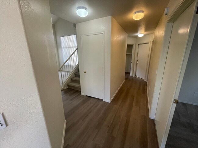 Foto del edificio - 324 W Colt Rd