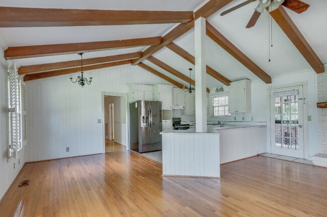 Foto del edificio - 327 Westchester Dr