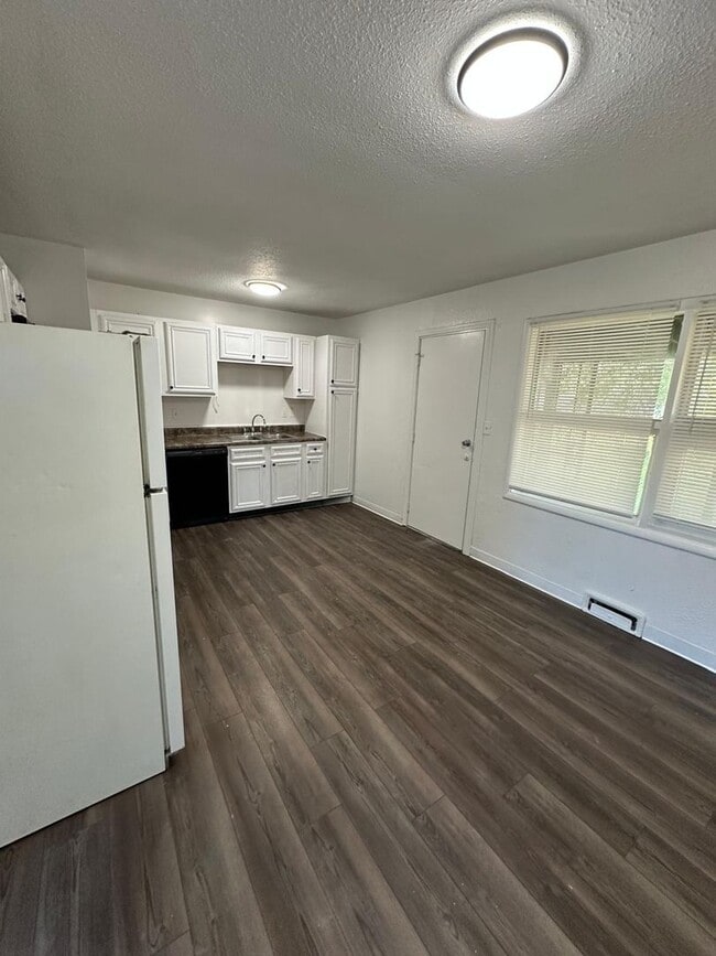 Foto del edificio - 4 bed 1 bath