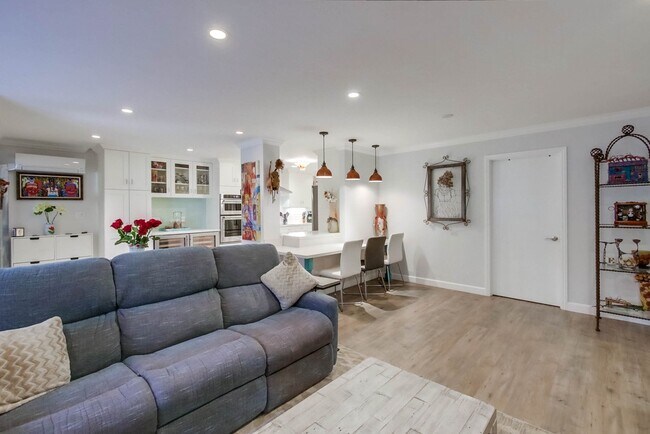 Building Photo - 2618 Torrey Pines Rd