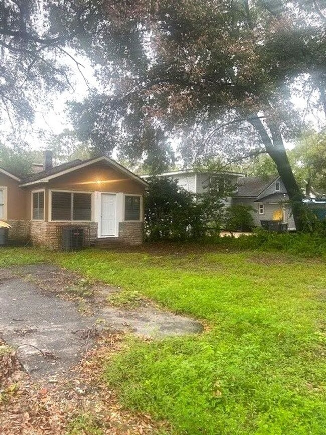 Building Photo - Spacious 2 bedroom 1 bath with sunroom and...