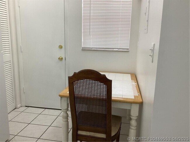 Foto del edificio - 1710 NE 191st St