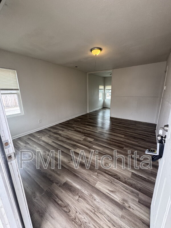 Building Photo - 820 S Water St