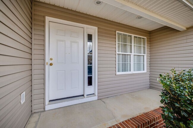 Foto del edificio - 205 Rockingham Meadows Dr